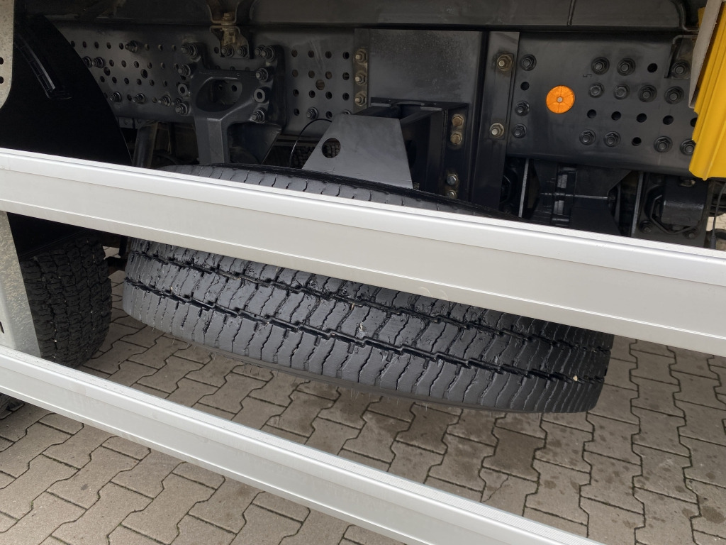 Curtainsider truck Mercedes-Benz 1827 BB A 4x4 Arocs