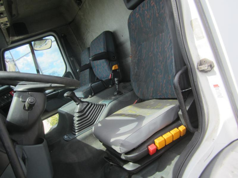 Curtainsider truck Renault Premium 260