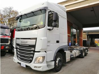 Container transporter/ Swap body truck DAF XF: picture 1