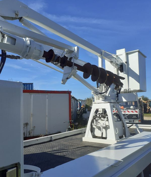 Dropside/ Flatbed truck Camion tarieres Plantation Poteaux France Telecom