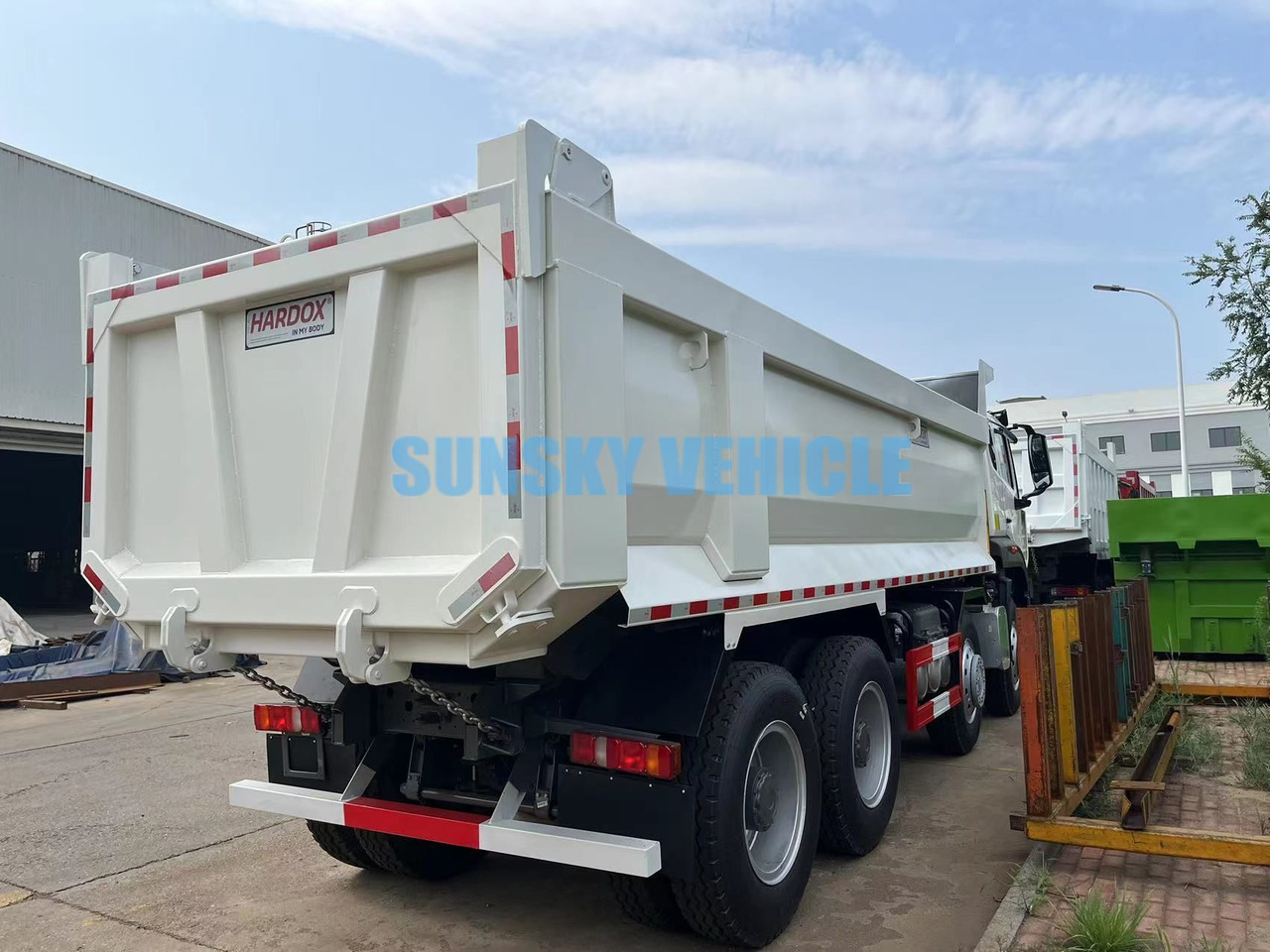 Tipper for transportation of bulk materials HOWO 8x4 NX430 Dump Truck: picture 6