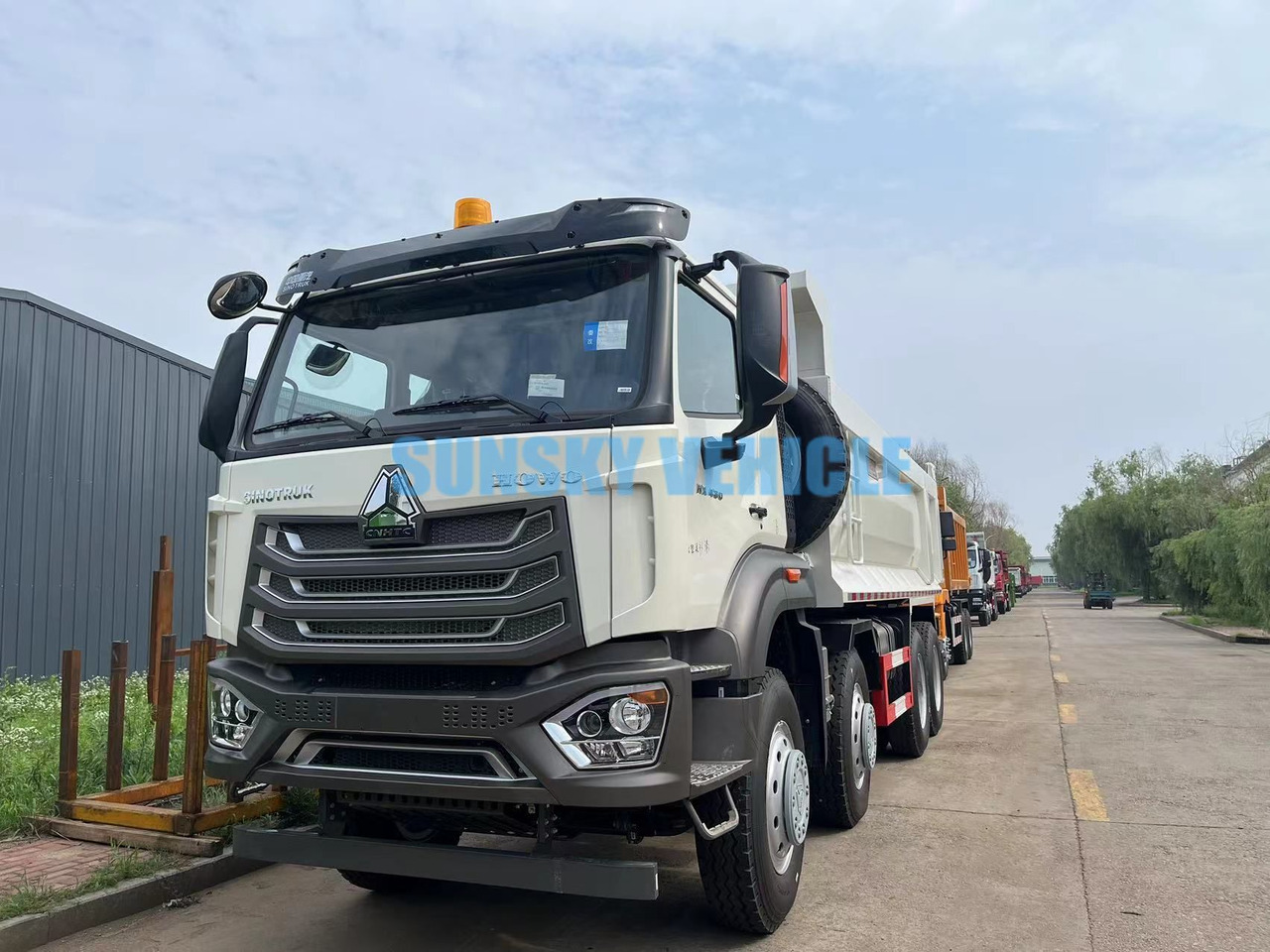 New Tipper for transportation of bulk materials HOWO Brand New 8X4 400HP Tipper Truck: picture 13