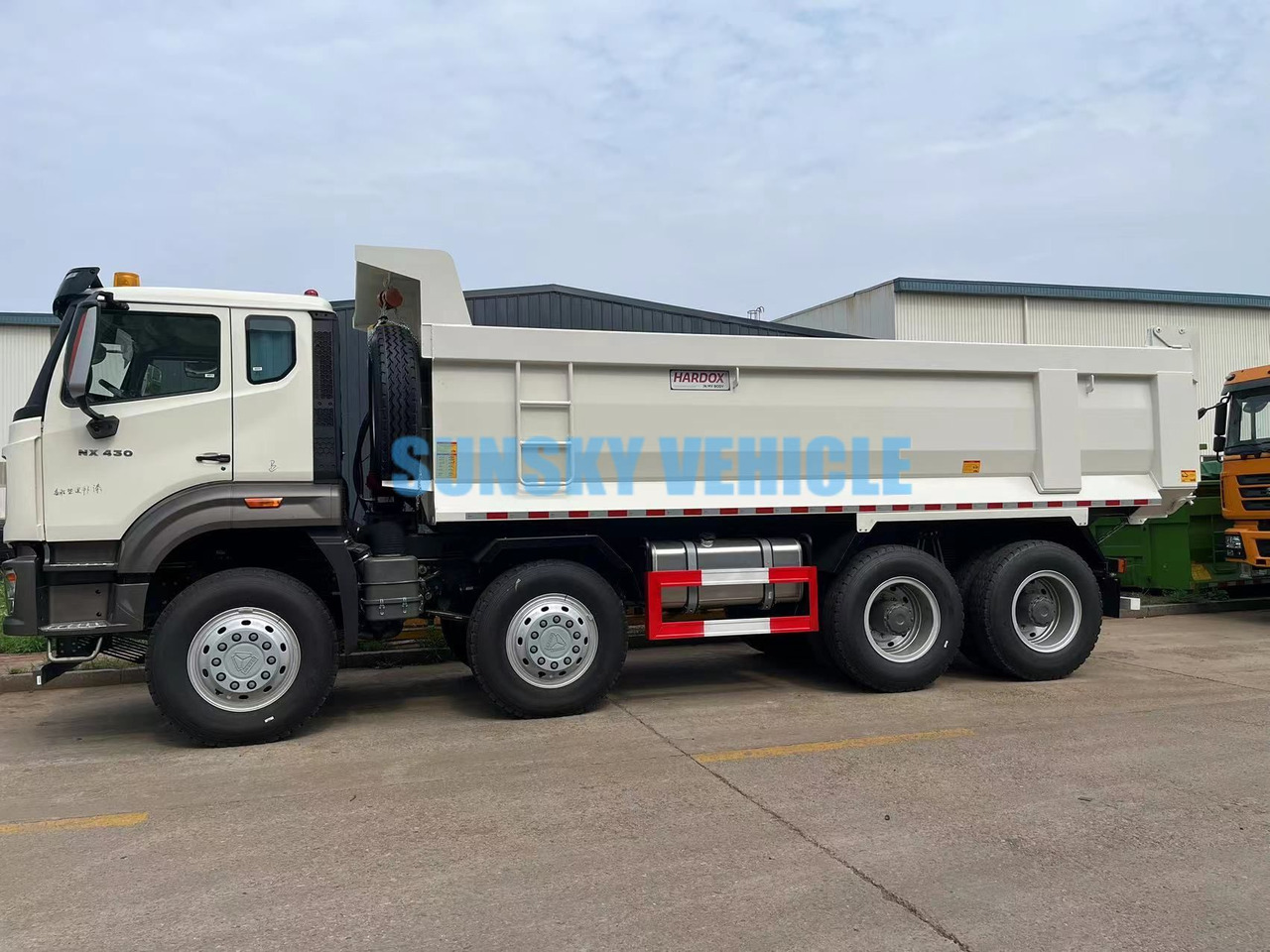 New Tipper for transportation of bulk materials HOWO Brand New 8X4 400HP Tipper Truck: picture 2