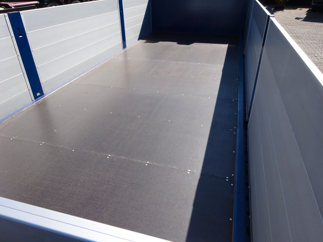 Hook lift truck 12 cbm Abrollcontainer Pritsche