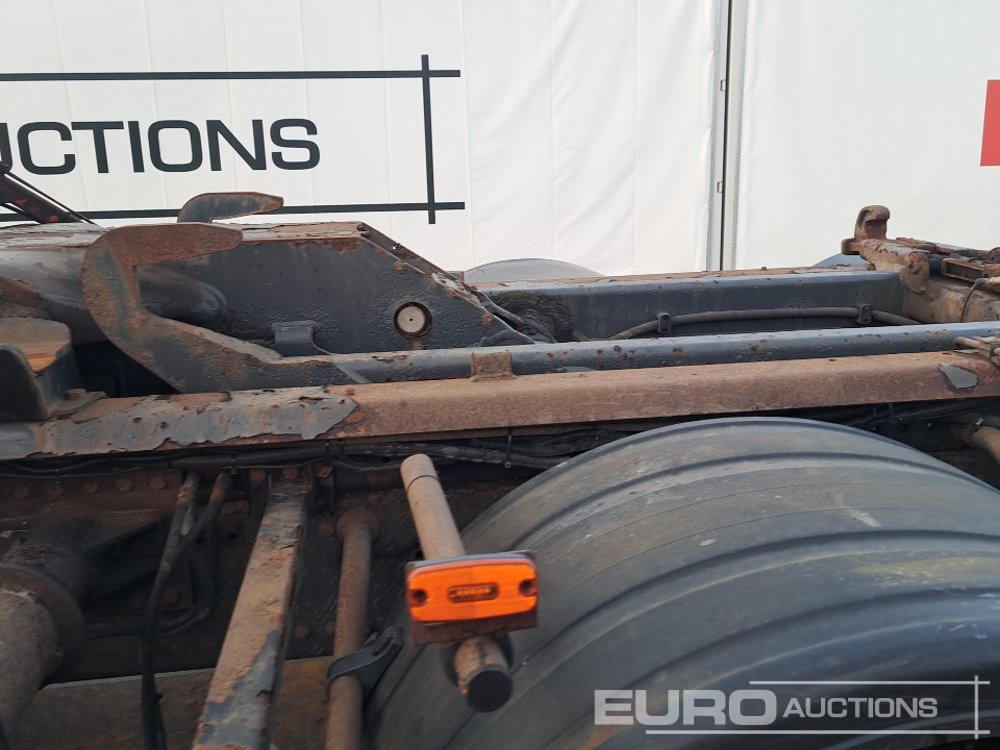 Hook lift truck 2011 Volvo FM