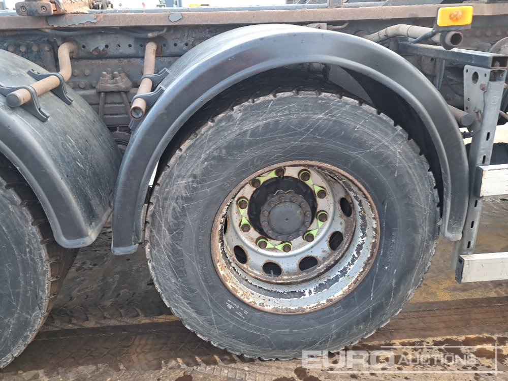 Hook lift truck 2011 Volvo FM