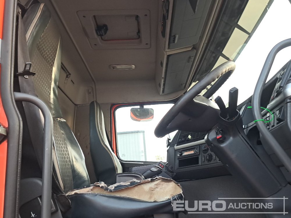 Hook lift truck 2011 Volvo FM