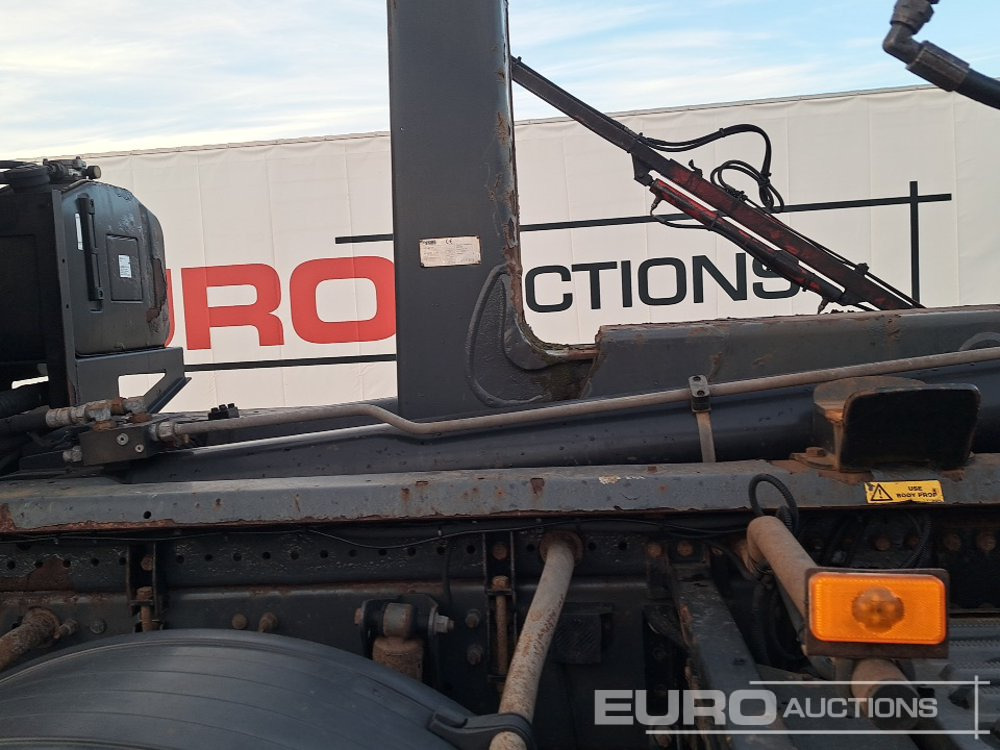 Hook lift truck 2011 Volvo FM