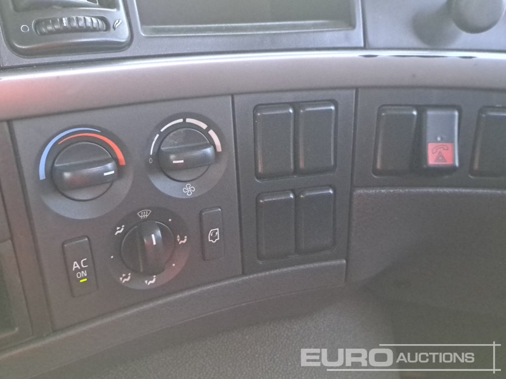 Hook lift truck 2011 Volvo FM