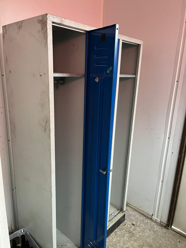Hook lift truck Abrollcontainer Containeranlage für Asbestsanierung