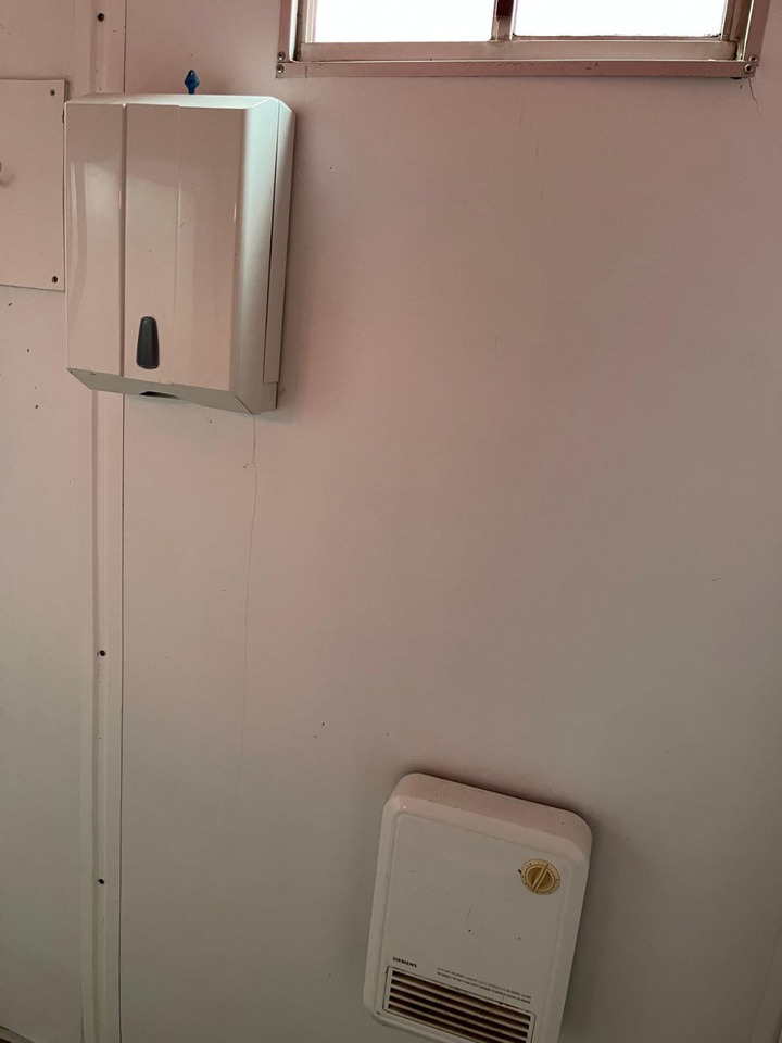 Hook lift truck Abrollcontainer Containeranlage für Asbestsanierung