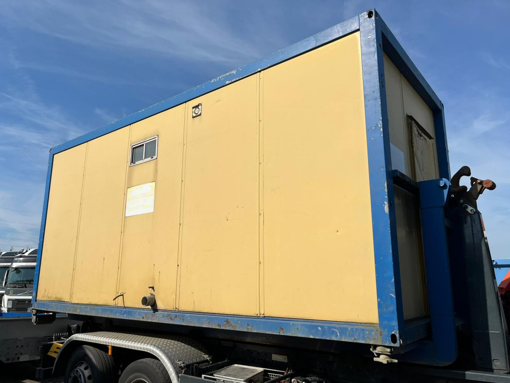 Hook lift truck Abrollcontainer Containeranlage für Asbestsanierung