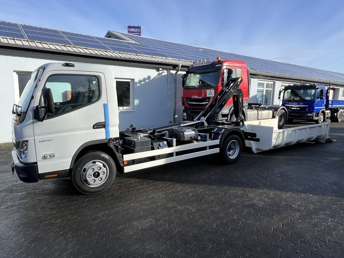 Hook lift truck FUSO Canter FUSO 7C18 City Abrollkipper Miete