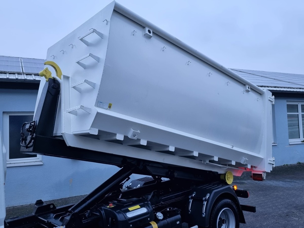 Hook lift truck FUSO Canter FUSO 7C18 City Abrollkipper Miete