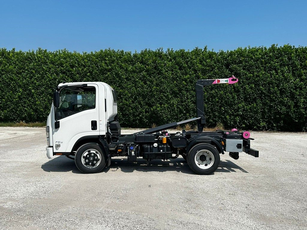 Hook lift truck ISUZU P75 NUOVO SCARRABILE