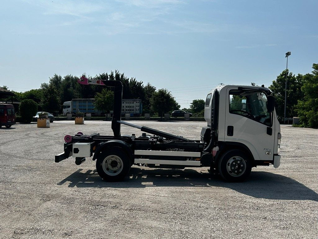 Hook lift truck ISUZU P75 NUOVO SCARRABILE