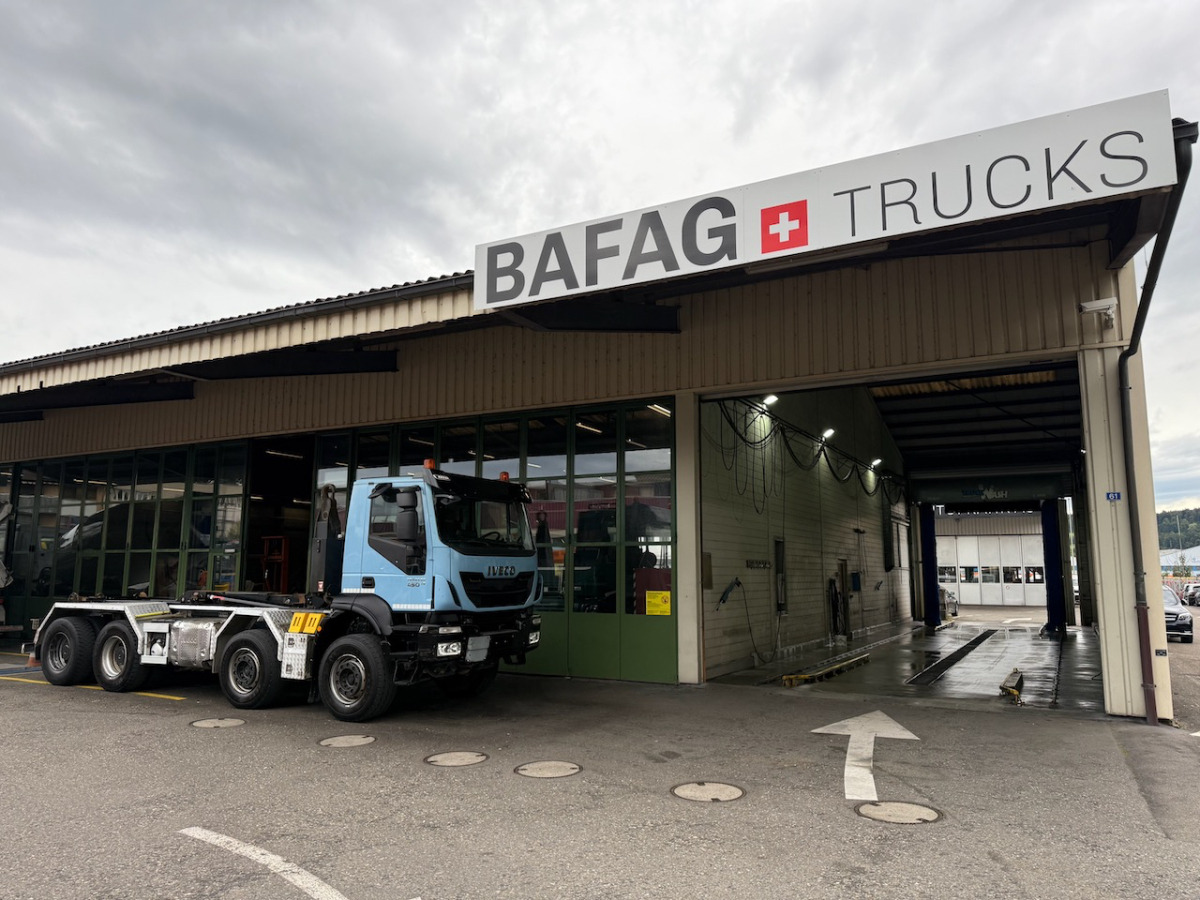 Hook lift truck IVECO 340T45 Trakker 8x4