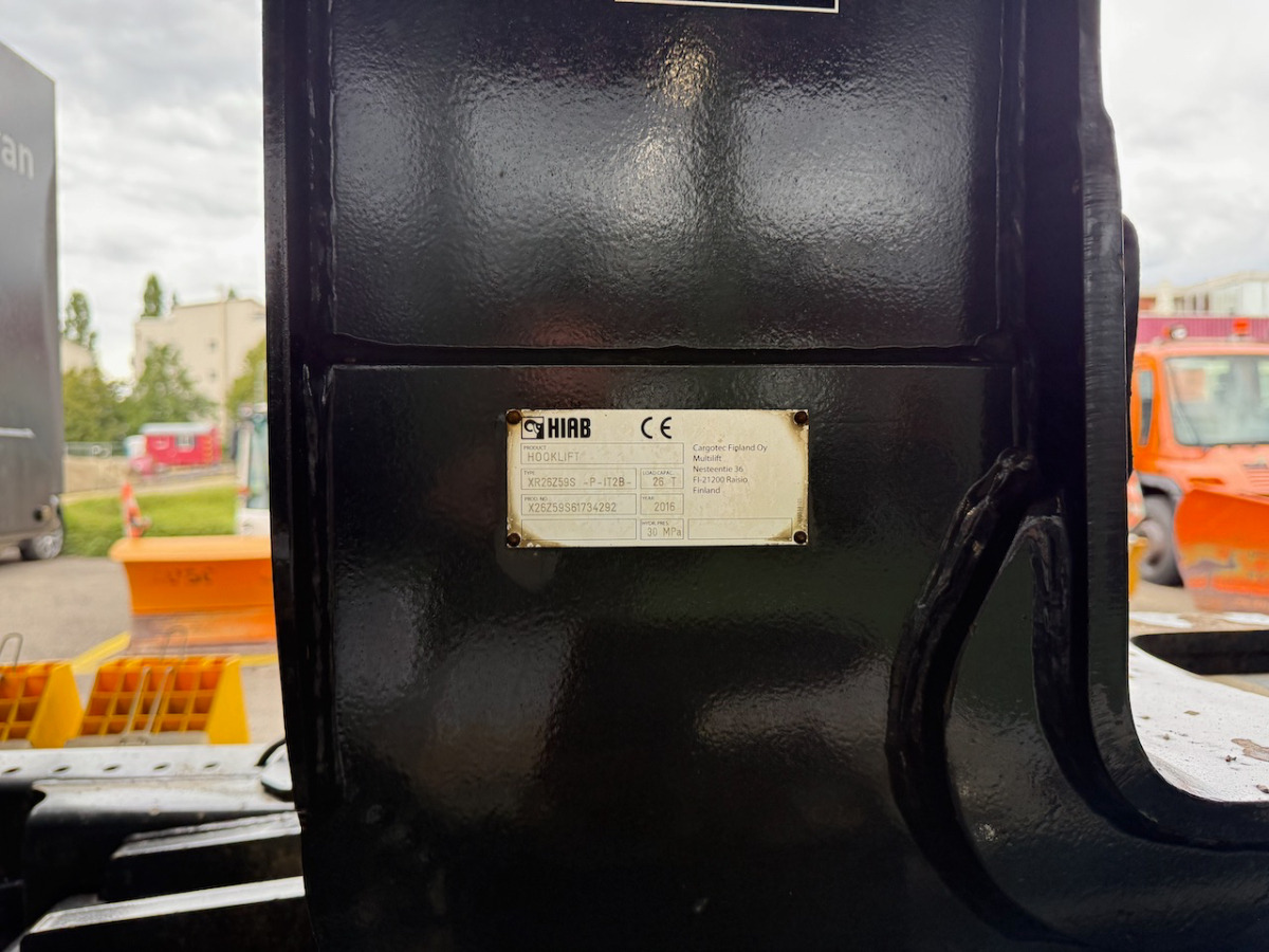 Hook lift truck IVECO 340T45 Trakker 8x4