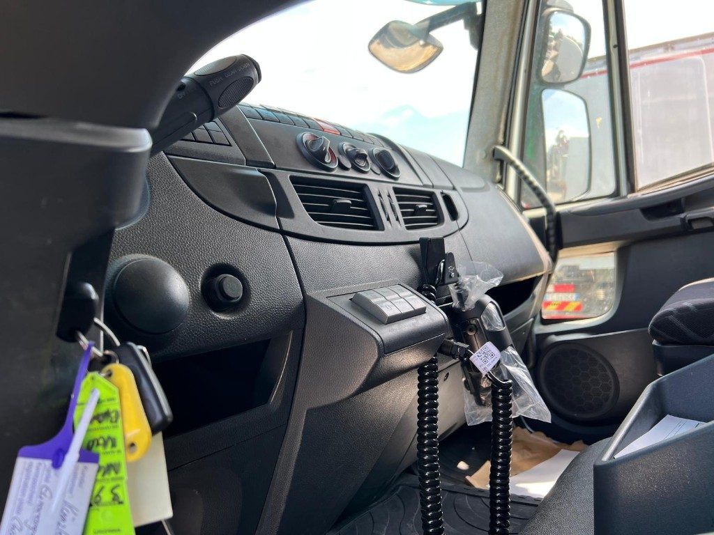 Hook lift truck IVECO EUROCARGO 120E28 CON SCARRABILE NUOVO
