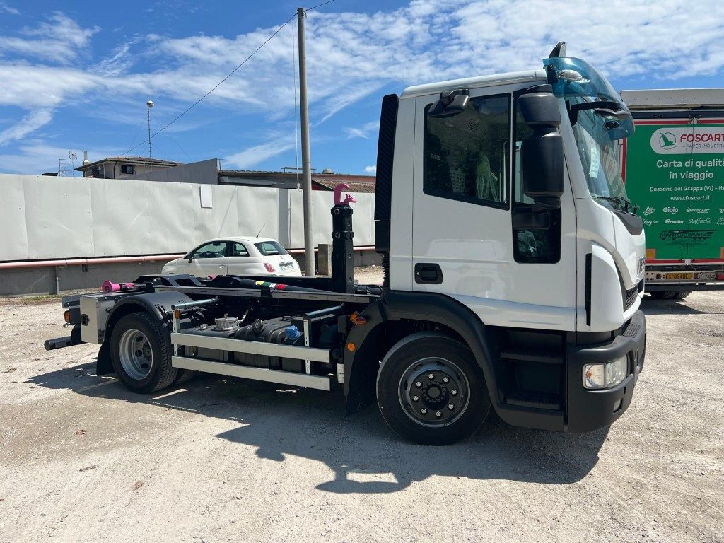 Hook lift truck IVECO EUROCARGO 120E28 CON SCARRABILE NUOVO