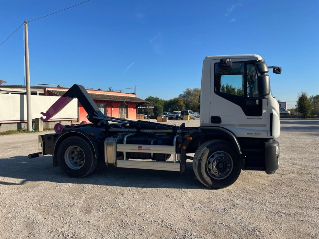 Hook lift truck IVECO EUROCARGO 180E25 CON SCARRABILE NUOVO