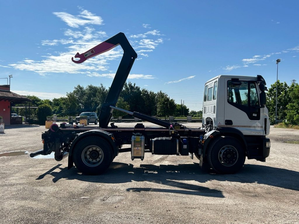 Hook lift truck IVECO EUROCARGO 180E32K NUOVO SCARRABILE