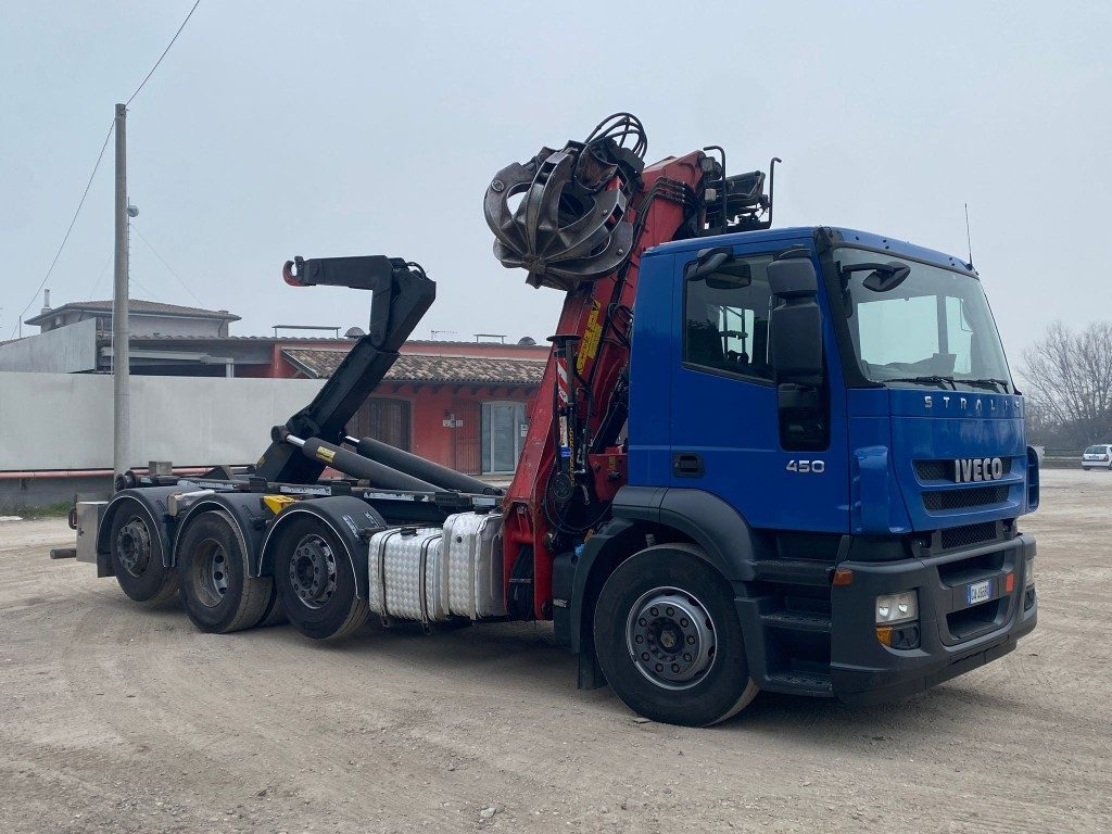 Hook lift truck IVECO STRALIS 260.450 SCARRABILE CON GRU
