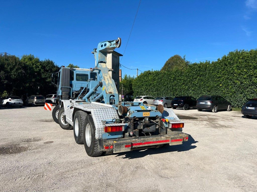 Hook lift truck IVECO TRAKKER 450 SCARRABILE
