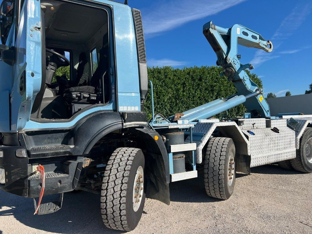 Hook lift truck IVECO TRAKKER 450 SCARRABILE