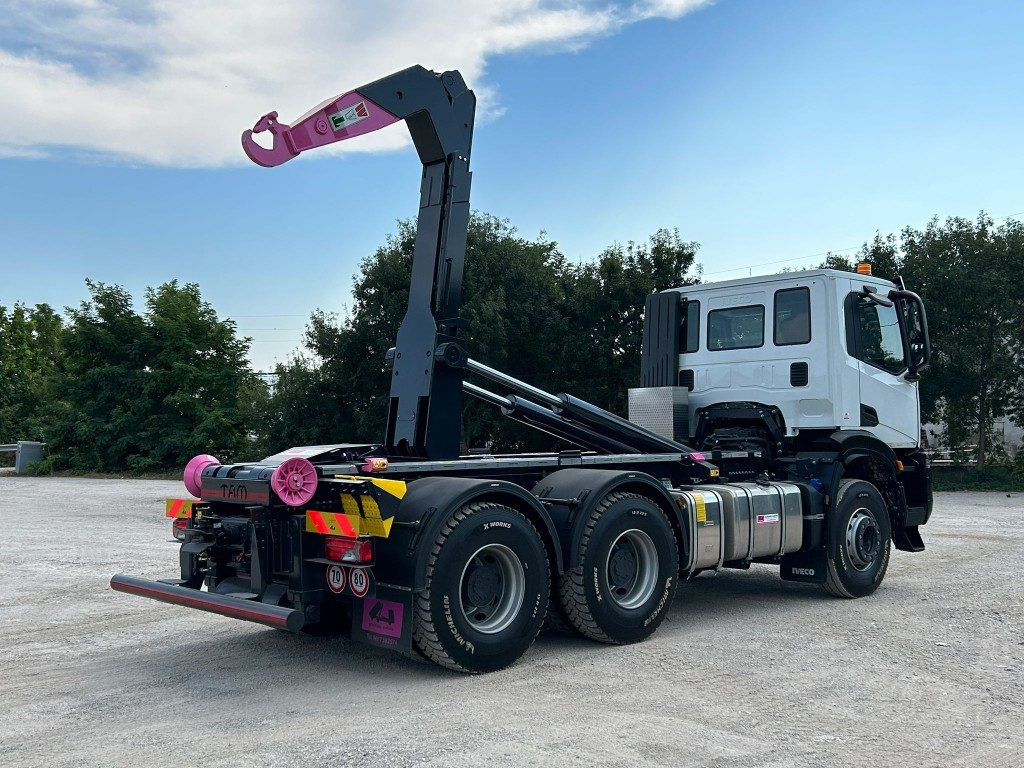 Hook lift truck IVECO TRAKKER T-WAY AD380T NUOVO SCARRABILE