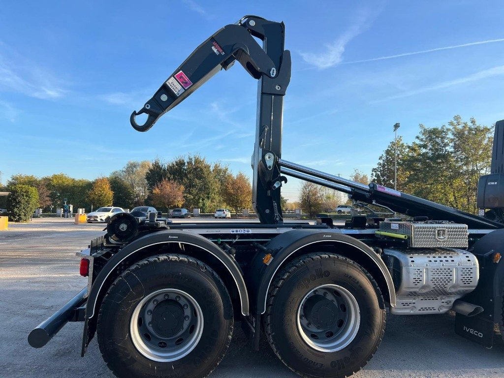 Hook lift truck IVECO TRAKKER T-WAY AD500 NUOVO SCARRABILE