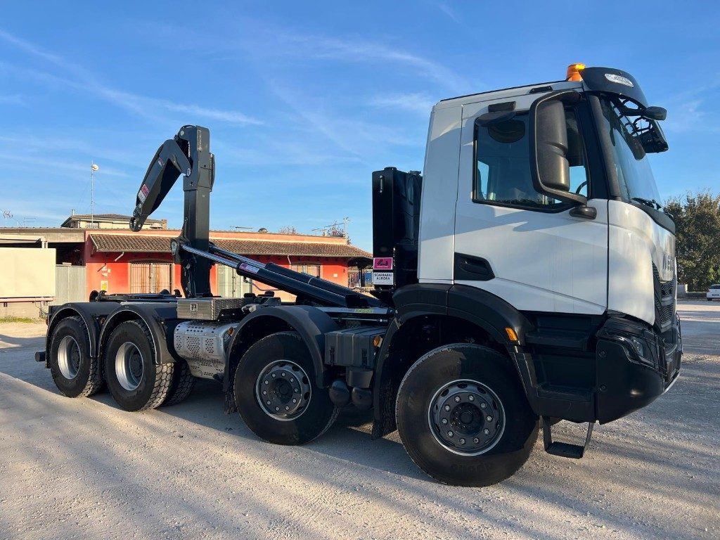 Hook lift truck IVECO TRAKKER T-WAY AD500 NUOVO SCARRABILE