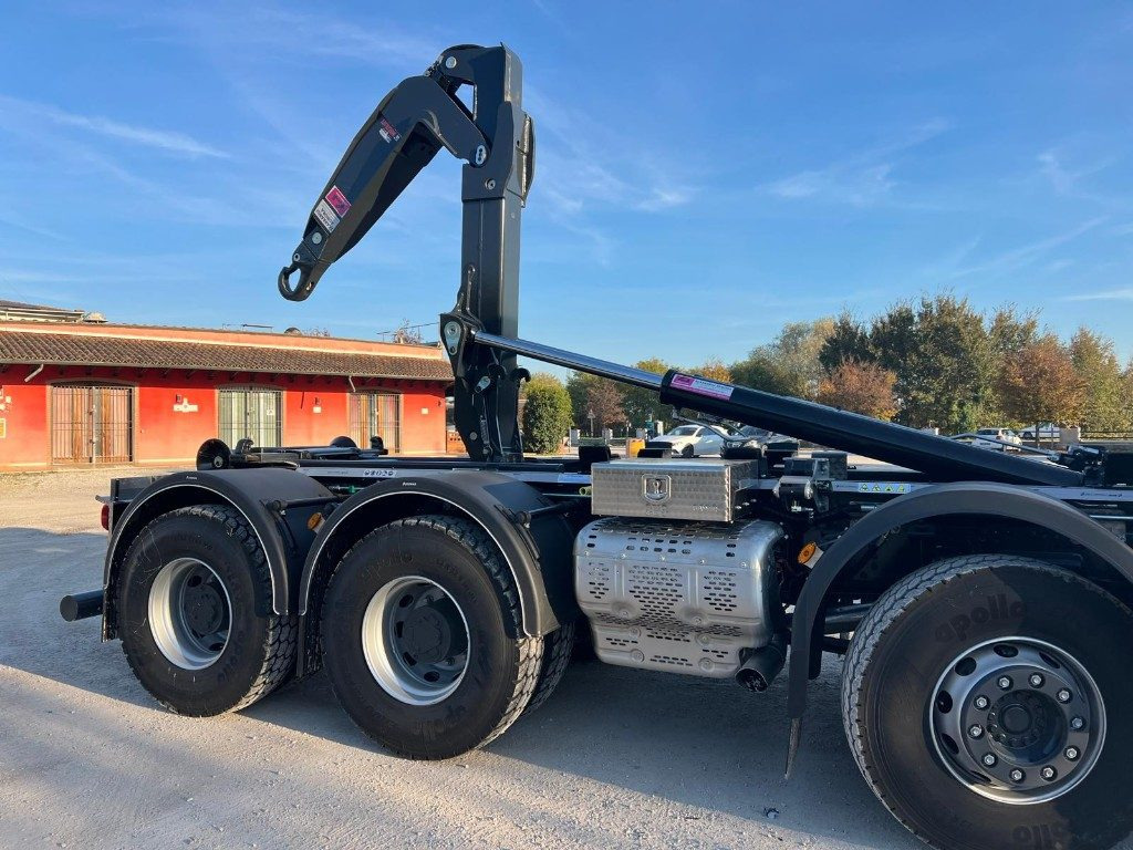 Hook lift truck IVECO TRAKKER T-WAY AD500 NUOVO SCARRABILE