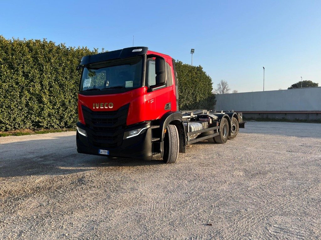 Hook lift truck IVECO X-WAY AD260 NUOVO TARGATO SCARRABILE