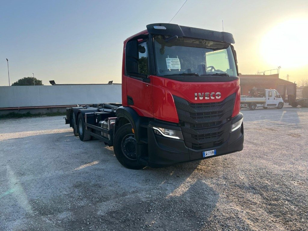 Hook lift truck IVECO X-WAY AD260 NUOVO TARGATO SCARRABILE
