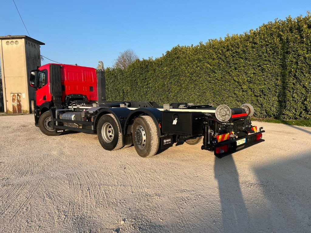Hook lift truck IVECO X-WAY AD260 NUOVO TARGATO SCARRABILE