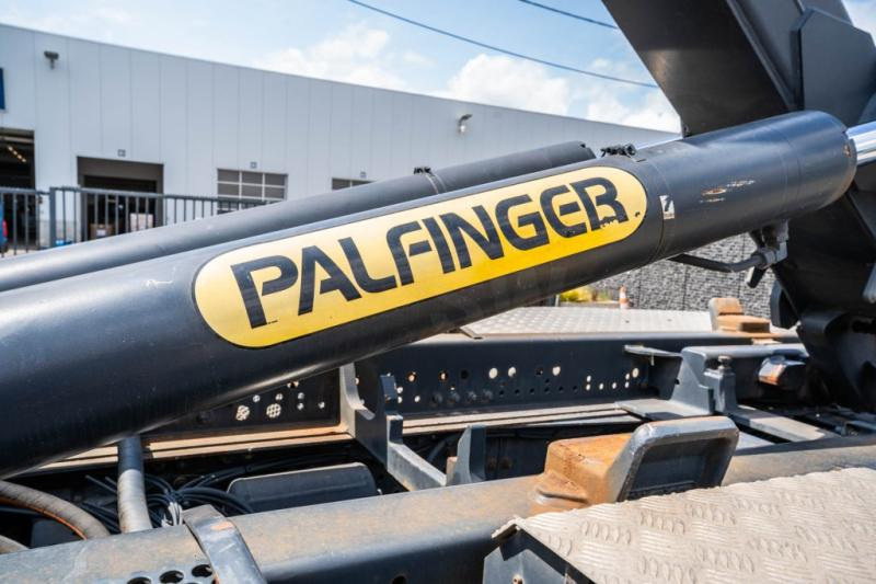 Hook lift truck Iveco TRAKKER 360-6x4-PALFINGER