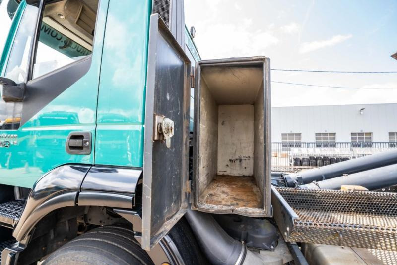 Hook lift truck Iveco TRAKKER 360-6x4-PALFINGER