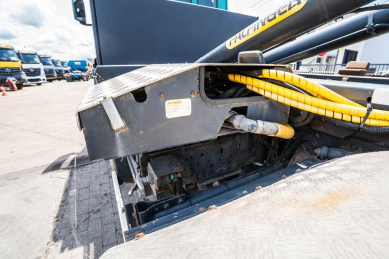 Hook lift truck Iveco TRAKKER 360-6x4-PALFINGER