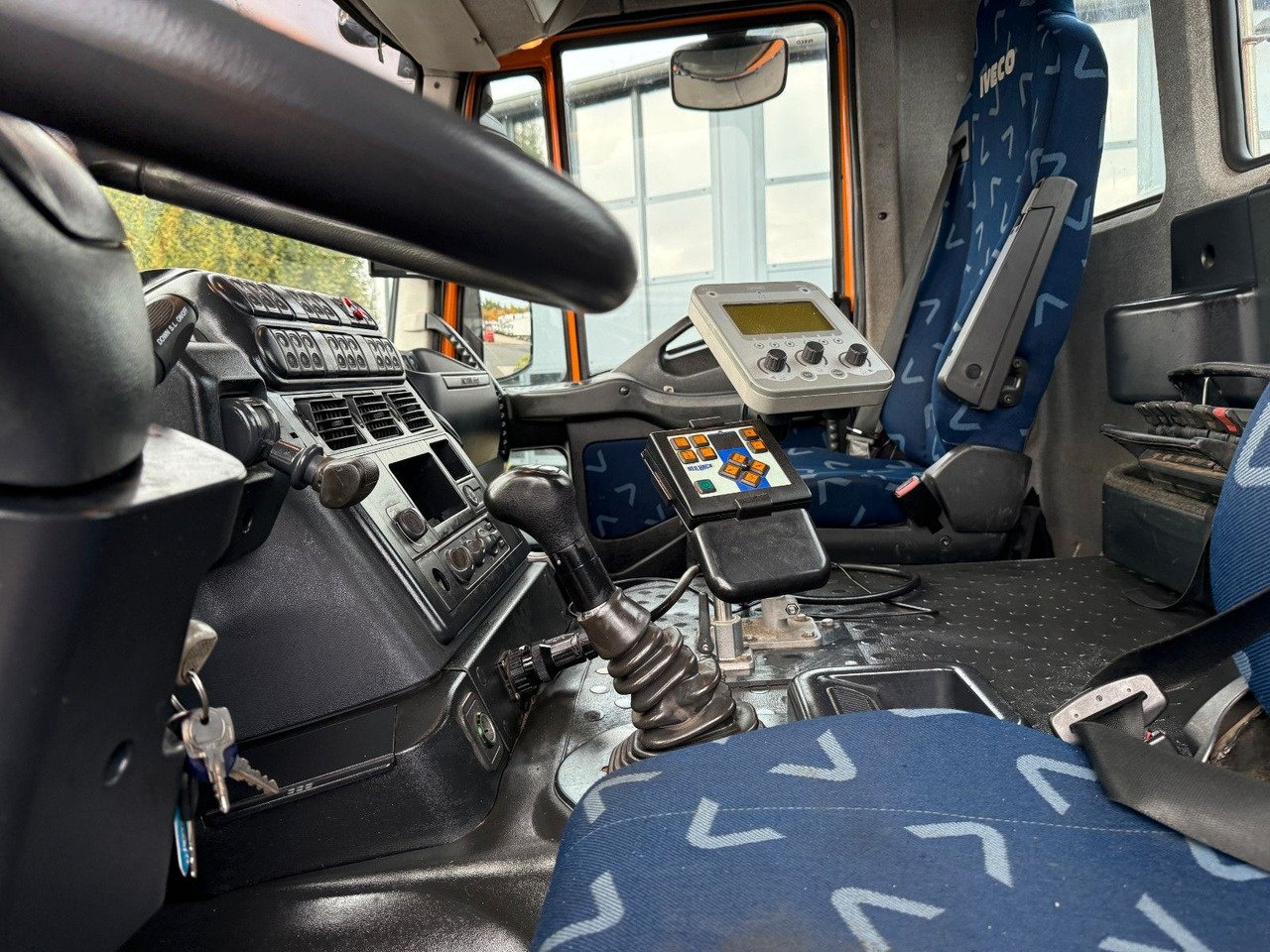 Hook lift truck Iveco Trakker 330 EEV Winterdienst Abroll