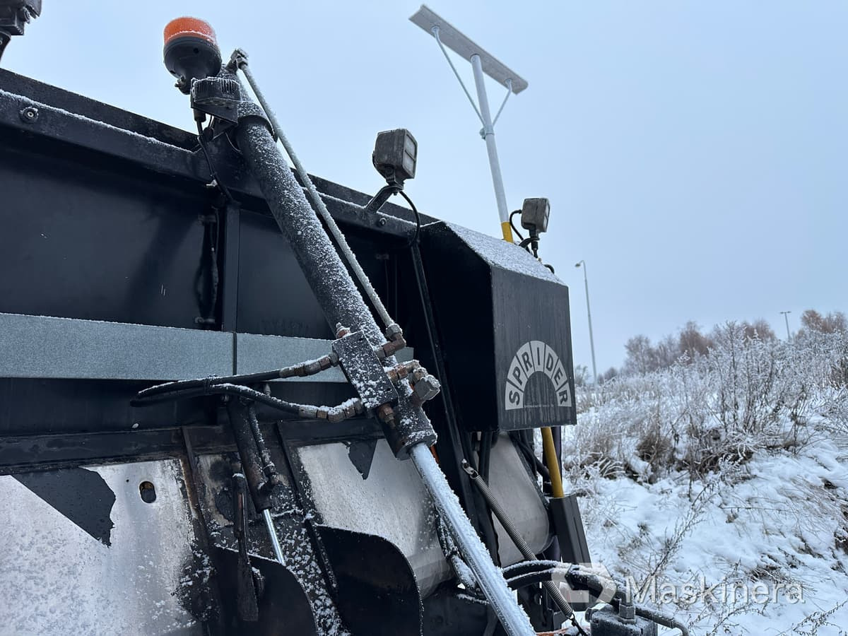 Hook lift truck Lastväxlare Volvo FH med sprider & flak