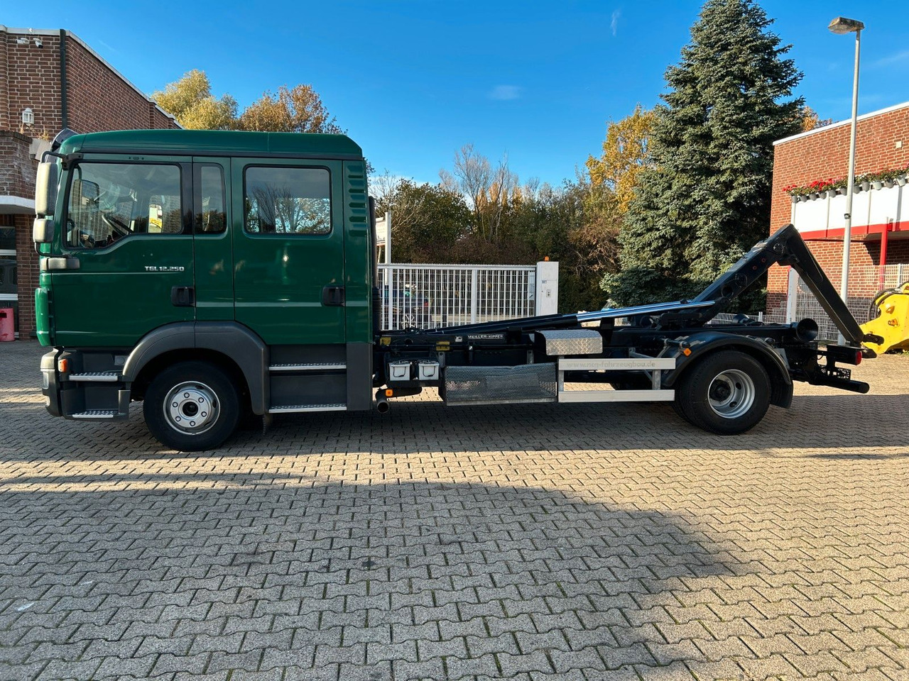 Hook lift truck MAN 12.250 Doppelkabine Abroller