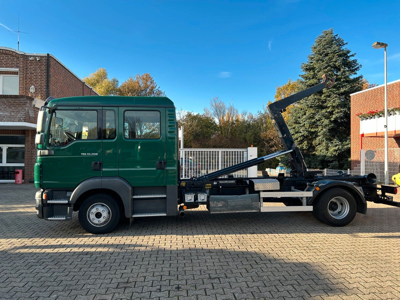 Hook lift truck MAN 12.250 Doppelkabine Abroller