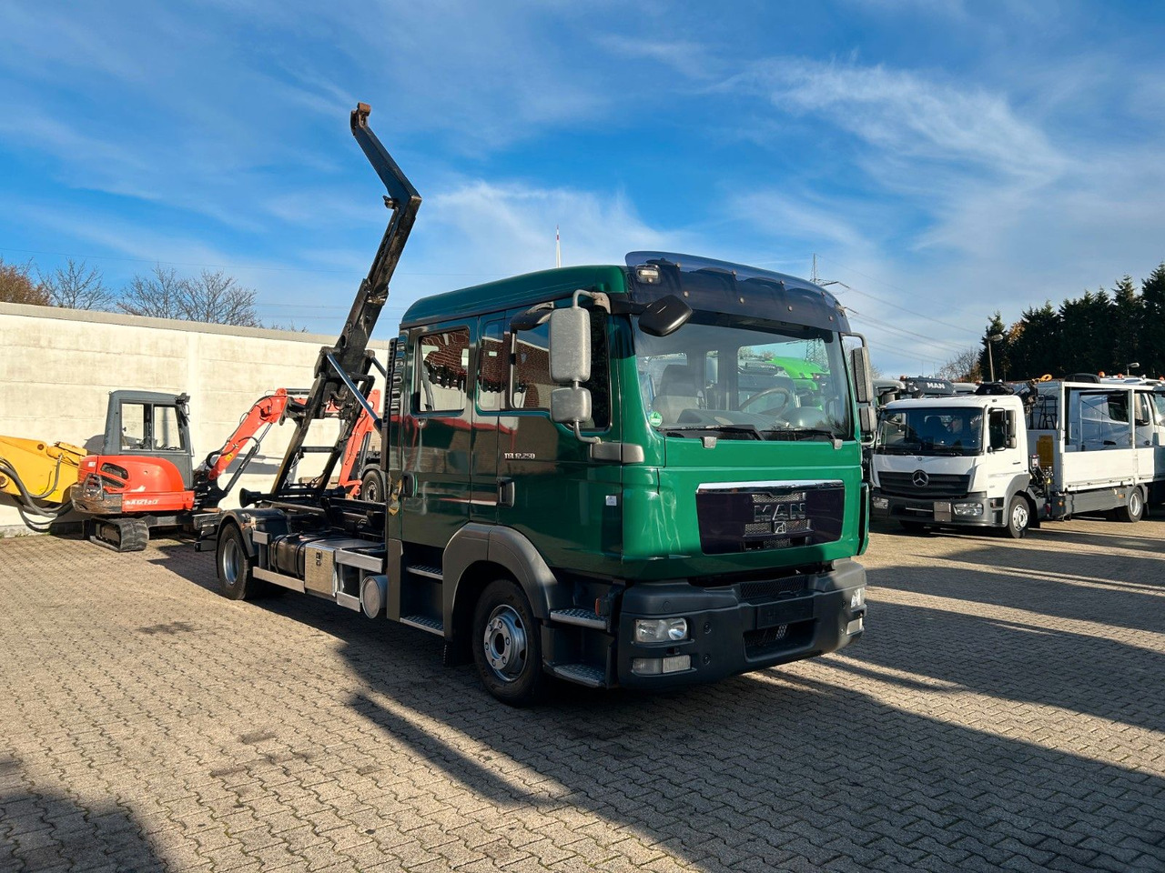 Hook lift truck MAN 12.250 Doppelkabine Abroller