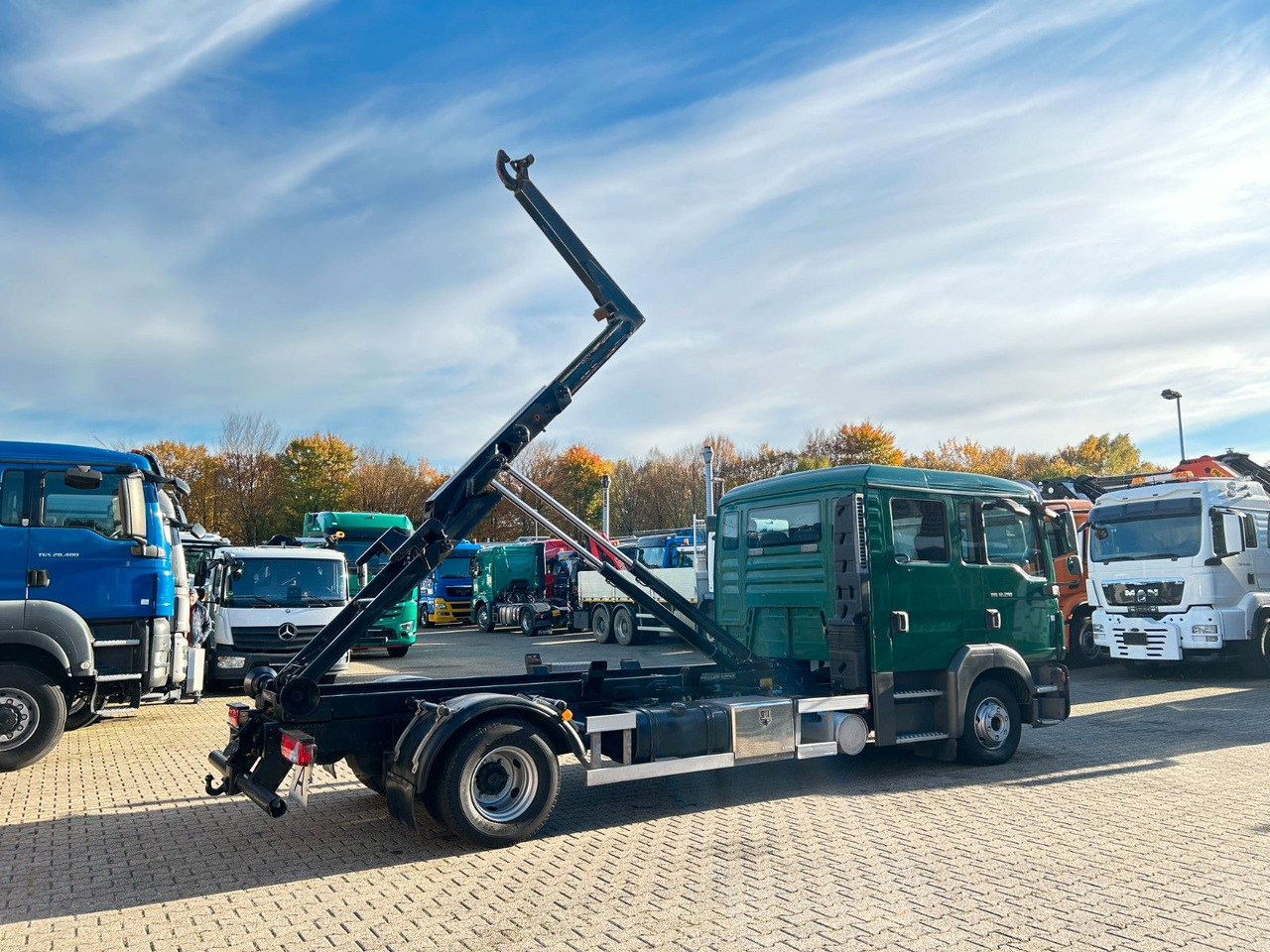 Hook lift truck MAN 12.250 Doppelkabine Abroller