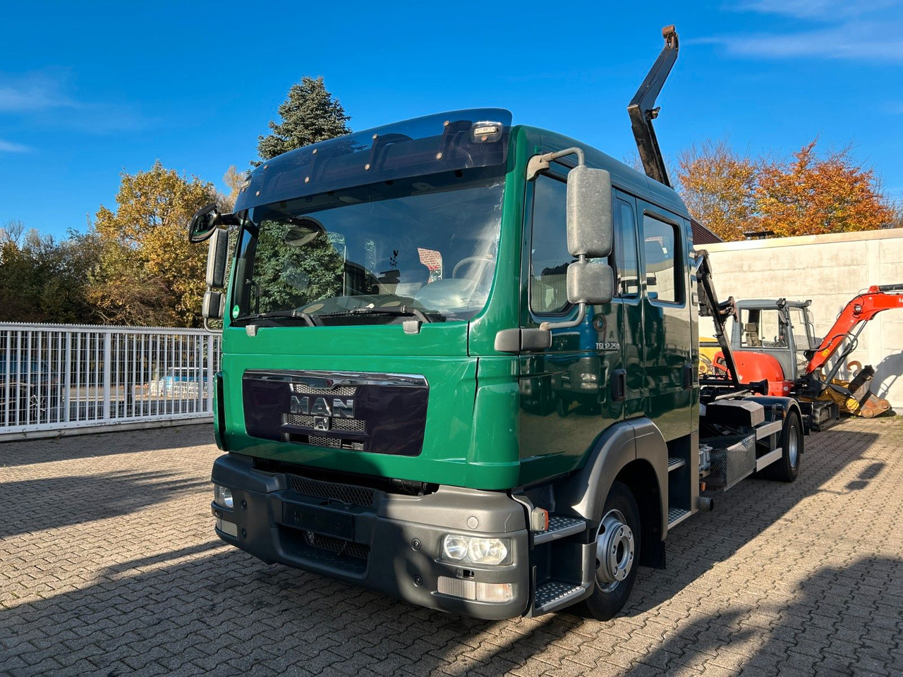 Hook lift truck MAN 12.250 Doppelkabine Abroller