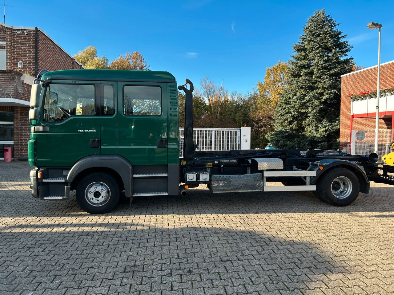 Hook lift truck MAN 12.250 Doppelkabine Abroller