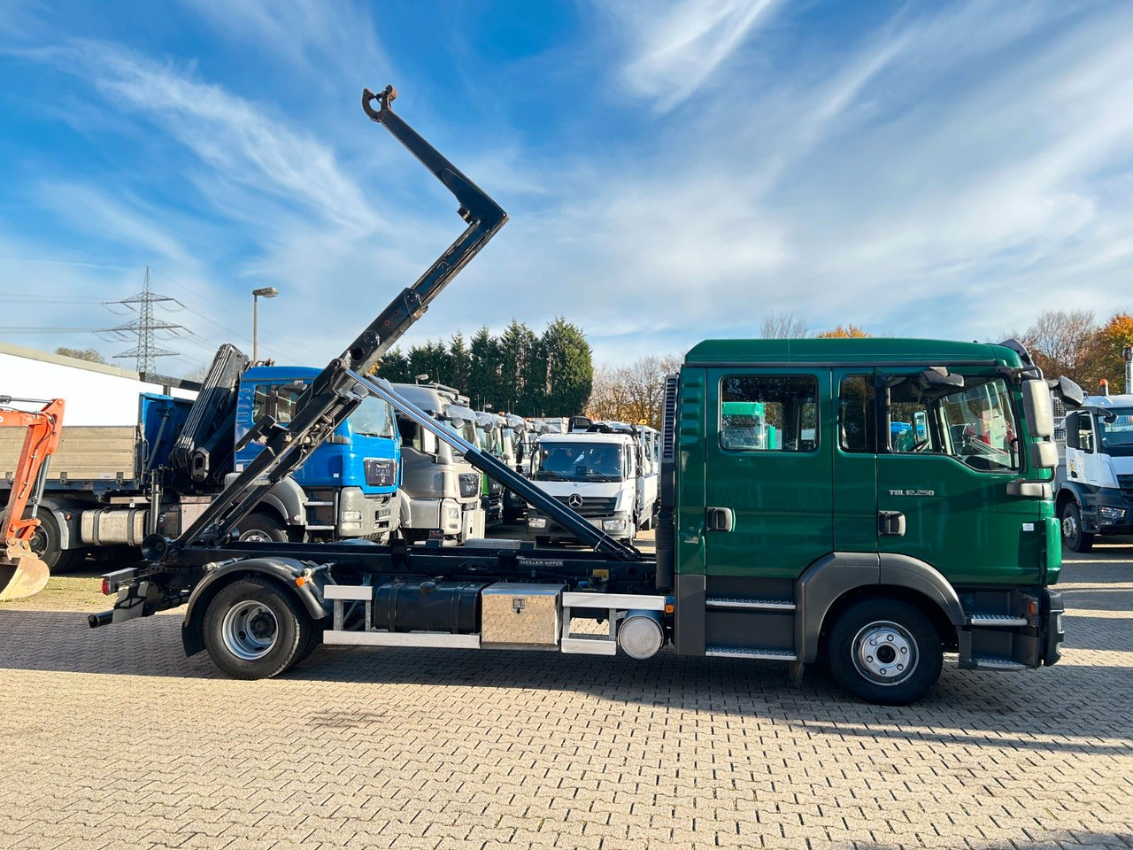 Hook lift truck MAN 12.250 Doppelkabine Abroller