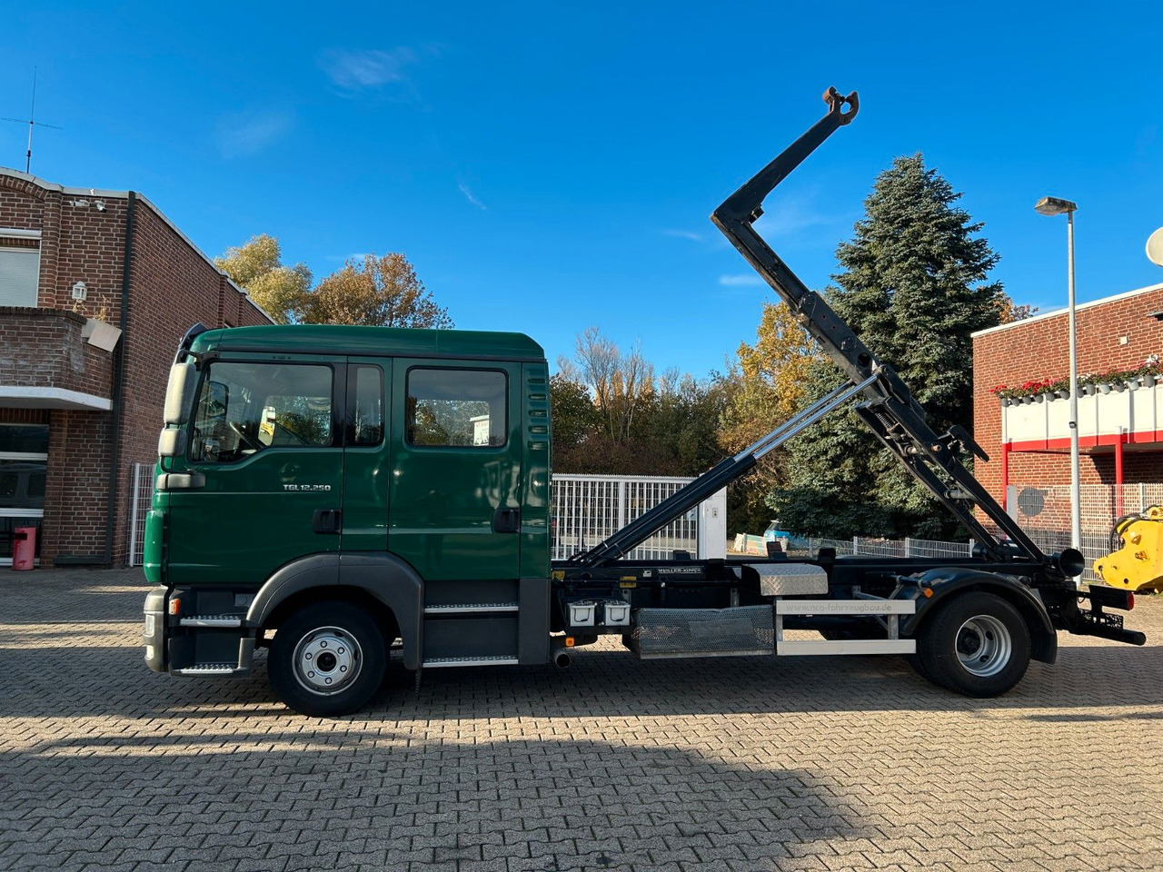 Hook lift truck MAN 12.250 Doppelkabine Abroller