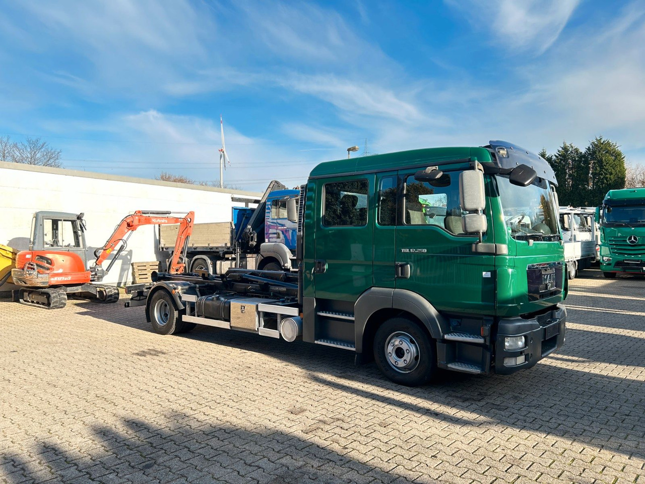 Hook lift truck MAN 12.250 Doppelkabine Abroller